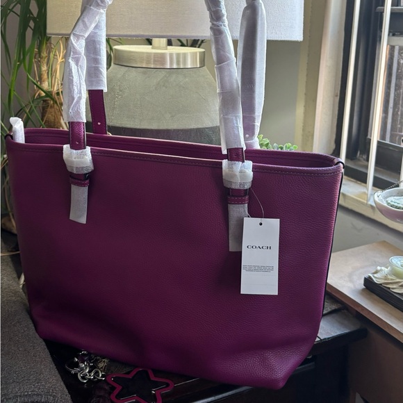 Authentic COACH 1941 pebbled leather zip top Tote - Picture 2 of 15